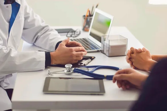 Personal médico preparando a una paciente para un estudio de tomografía
