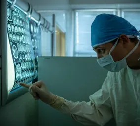 Profesional de salud revisando un estudio